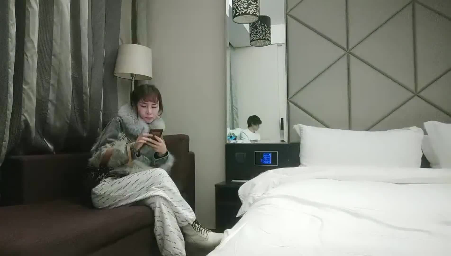 #绿帽 #人妻   人妻，外围，脱掉衣服互摸调情，屁股磨蹭舔屌，大屁股套弄后入撞击猛操