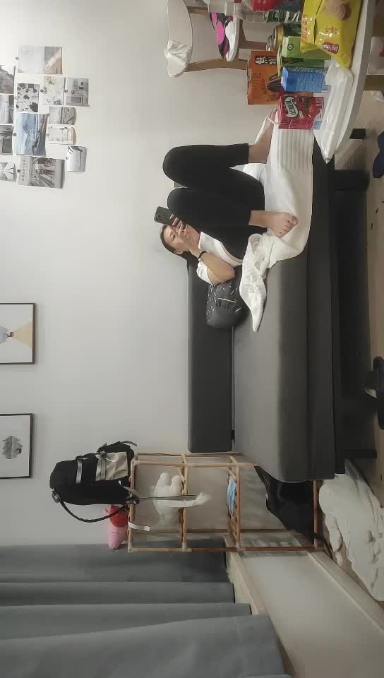 #少妇 #偷情    偷情，熟女欲望很强换着人继续操，扒掉内裤上位骑乘，边操边揉捏奶子，抬腿侧入操的爽了，拉满体验感