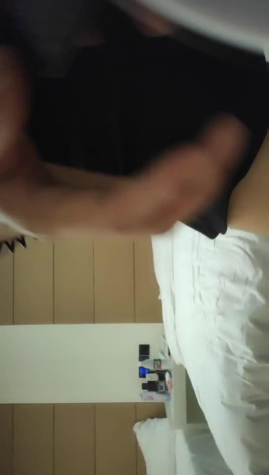 #少妇 #出轨    出轨，少妇酒店，大展自己的绝活，用大奶摩擦后背，口爆，一直舔，被后入，干的猛操叫床