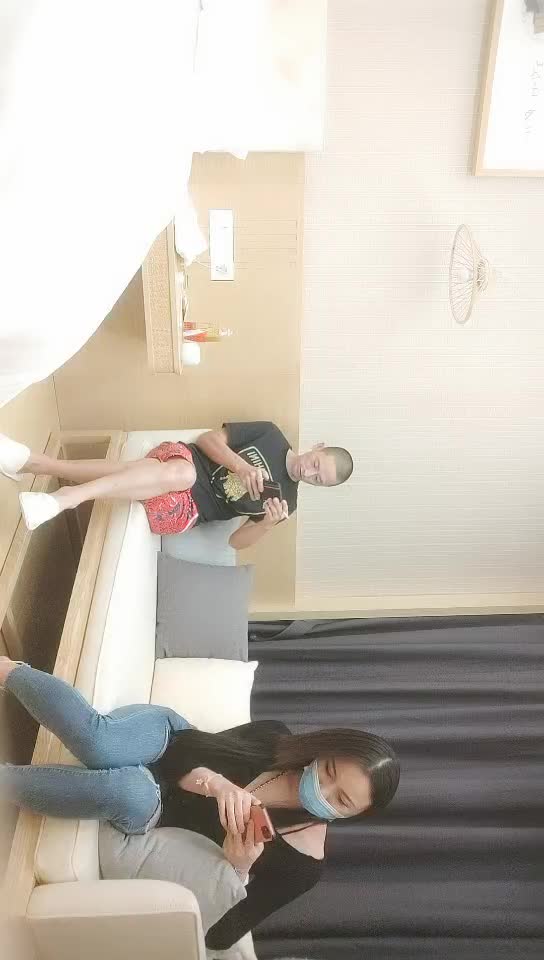 #少妇 #偷情    偷情，大奶外少妇，换上网袜，按头深喉，揉穴特写穿着高跟鞋，侧入抽插猛操，猛操爽歪歪