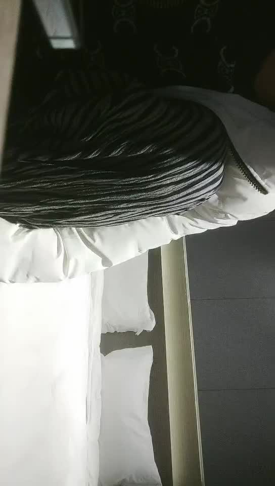 #少妇 #出轨    出轨，约高品质少妇，D罩杯美乳小骚货，伸进内裤摸穴，搞得小脸红扑扑，后入大肥臀，呻吟娇喘嗲嗲酥麻，太过瘾了满足