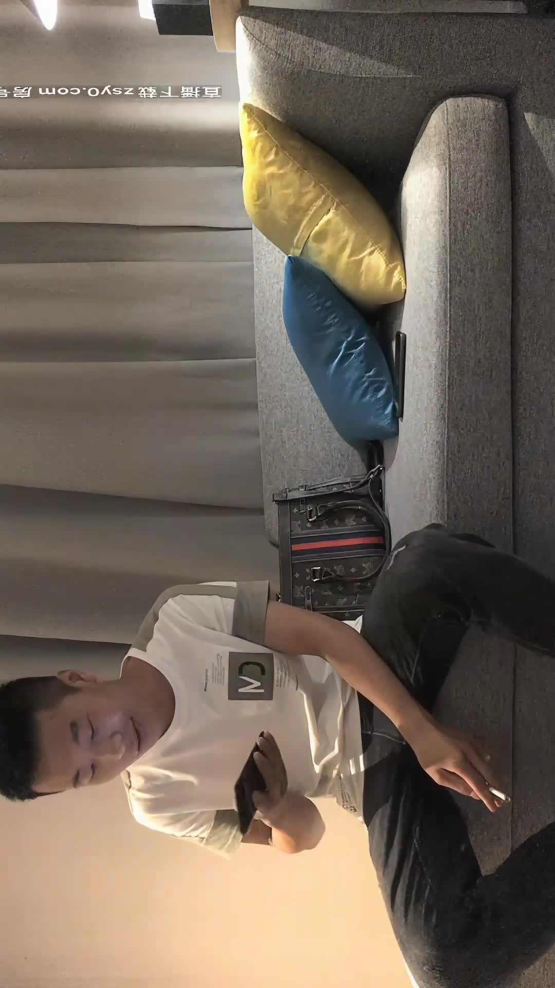 #少妇 #出轨    出轨，约小短裤，光滑美腿 外围少妇，小骚货里面没穿内衣 ，洗完澡进入正题 ，骑在身上磨蹭 ，口硬正入猛操娇喘呻吟好，各种姿势满足