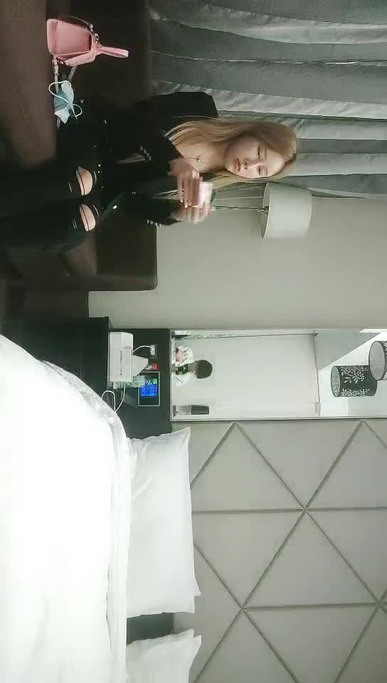 #少妇 #出轨    出轨，酒店约外围少妇，调调情69姿势舔小穴，扶着大屁股撞击，射不出想要无套，更舒服