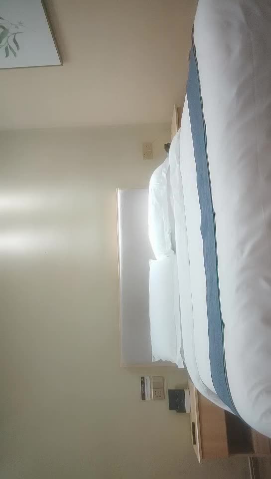 #少妇 #偷情   偷情，肉感少妇，迫不及待骑在身上揉穴，扒掉内裤撩起裙子就要操，正入抽插娇喘呻吟，太激情，搞得非常刺激舒服