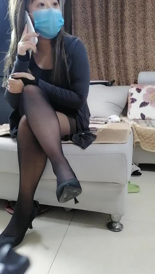 #少妇 #偷情   偷情，黑丝少妇，乳头粉皮肤白，辅助鸡巴插骚穴，后入大屁股高耸太诱惑，淫液溢出浪叫震天，叫声非常有吸引