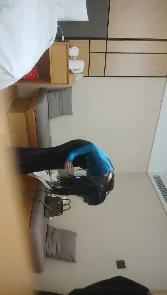 #少妇 #偷情   偷情，酒店约大长腿美少妇，69姿势舔逼，翘起屁股猛操，少妇被操疼了