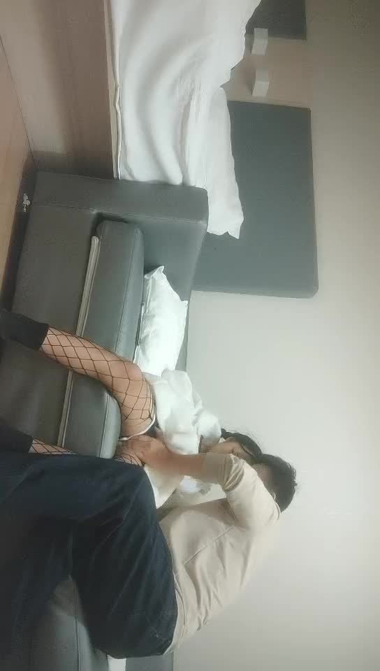 #少妇 #出轨    出轨，酒店约炮两个小辫子小少妇，黑丝网袜短裤前按头插嘴，抬腿侧入抽插猛操，猛操叫声非常诱人