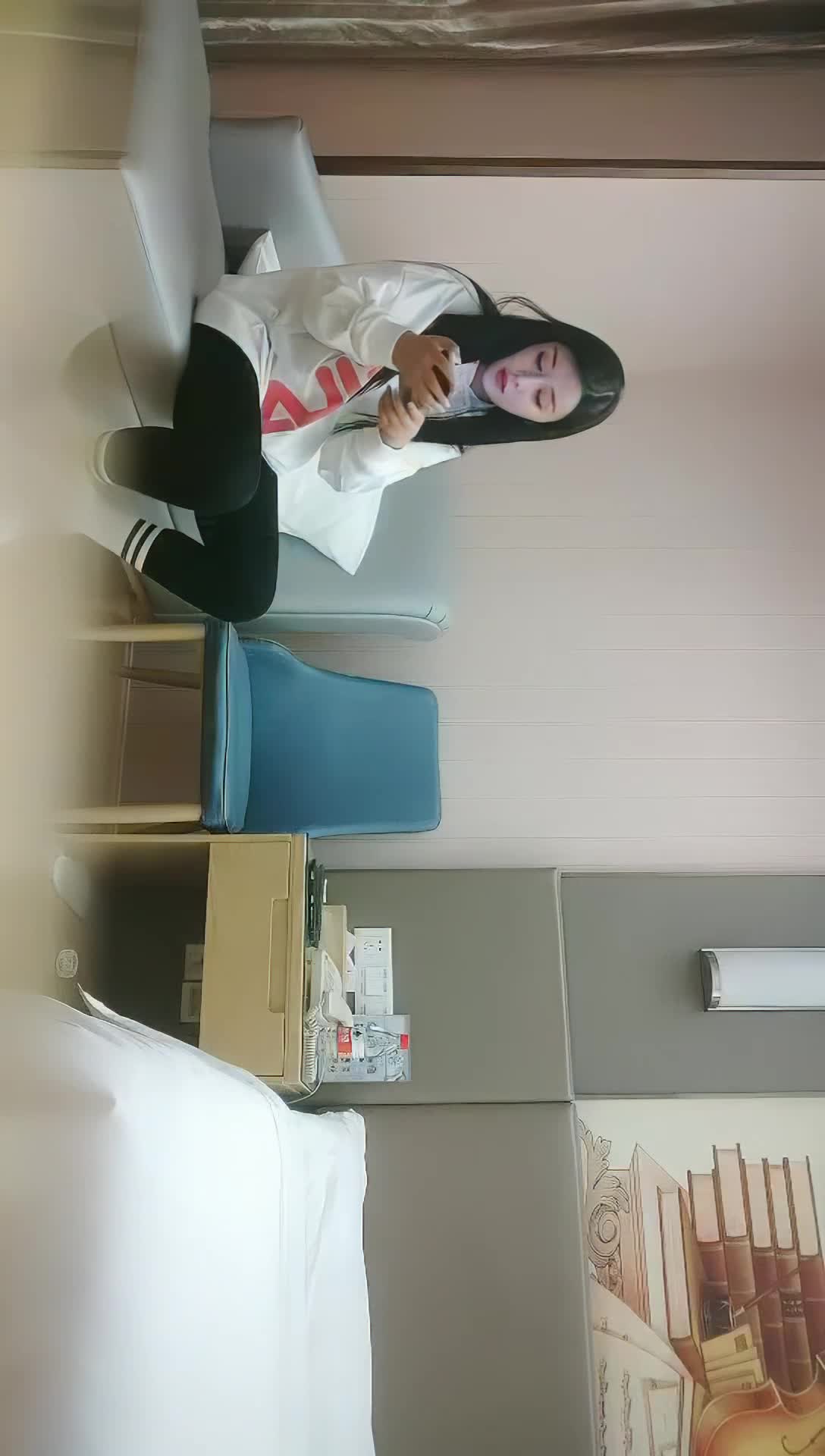 #少妇 #偷情   偷情，约极品大长腿外围少妇，舔弄口交双腿肩上扛大力猛操上位骑坐，风骚淫荡，被操的嗷嗷叫爽死