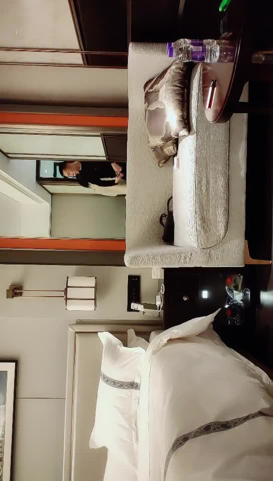 #少妇 #出轨    出轨，酒店再约漂亮小少妇，身材苗条，娇小玲珑，抠穴舌吻啪啪，浪叫连连