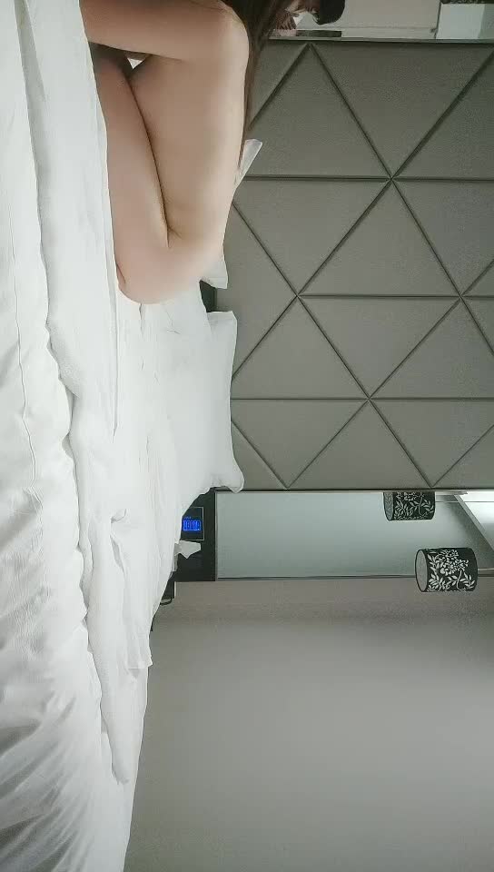 #少妇 #出轨    出轨，大长腿颜值肉感少妇，加钟再干一炮，舔屌口交硬了直接操，正入打桩机持续输出干射，高潮