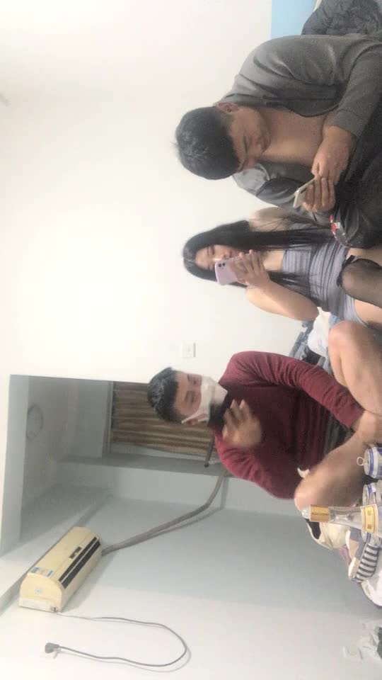 #少妇 #偷情   偷情，良家妇女两男一女，酒后家中淫乱，少妇真风骚，轮番上场又抠又插，激情