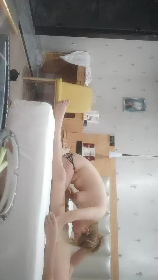 #少妇 #偷情   偷情，酒店约炮小少妇鲍鱼还挺粉，调情吻遍全身，激情如火水声潺潺，各种姿势猛操非常刺激