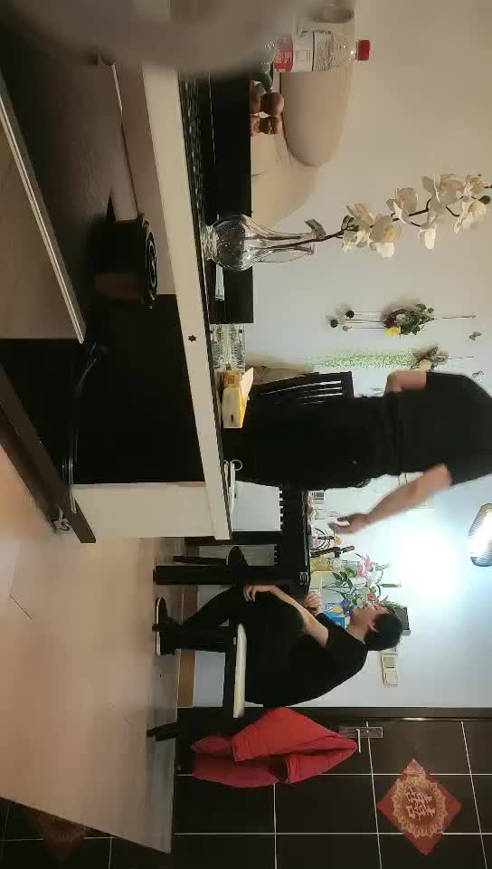 #少妇 #出轨    出轨，约良家熟女，少妇超肉身材深喉口交，张开双腿抽插猛操，扶着屁股撞击啪啪声很大，太过瘾了直接高潮