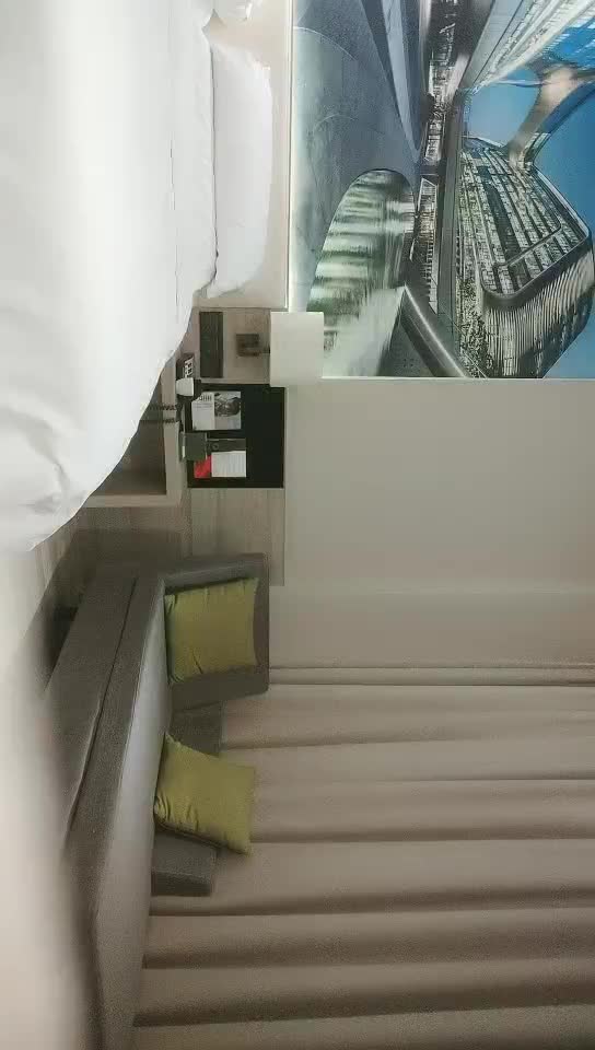 #少妇 #出轨    出轨，美臀极骚少妇，开档丝袜扭动屁股想要被操，深喉大屌插嘴，骑乘打桩啊啊叫，圆润翘臀狂抠，激情爆操一番刺激！