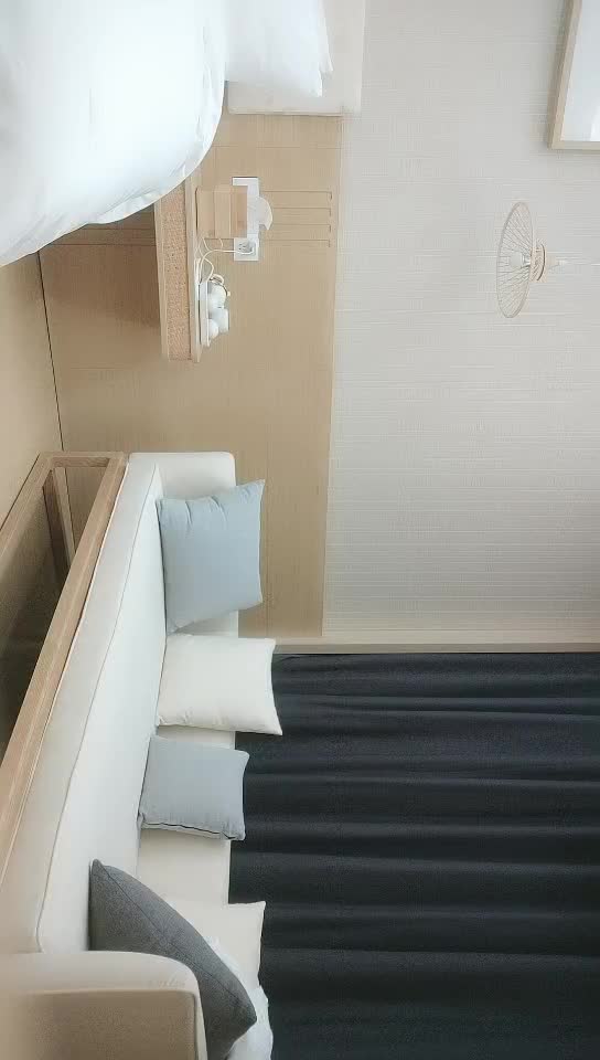 #少妇 #出轨    出轨，文静乖巧少妇，蹲着深喉，口交脱掉衣服，揉穴正入抽插猛操，猛操晃动大奶子