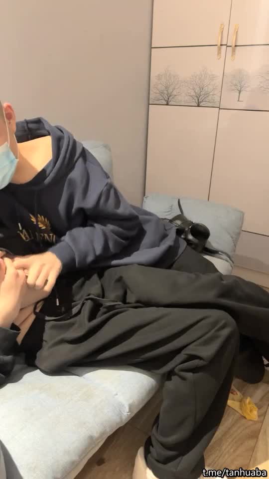 #少妇 #出轨    出轨，酒店约小少妇柳腰美穴，无套内射抠菊花，给你一切想看的，鸡巴每次抽插都爽得抽搐呻吟