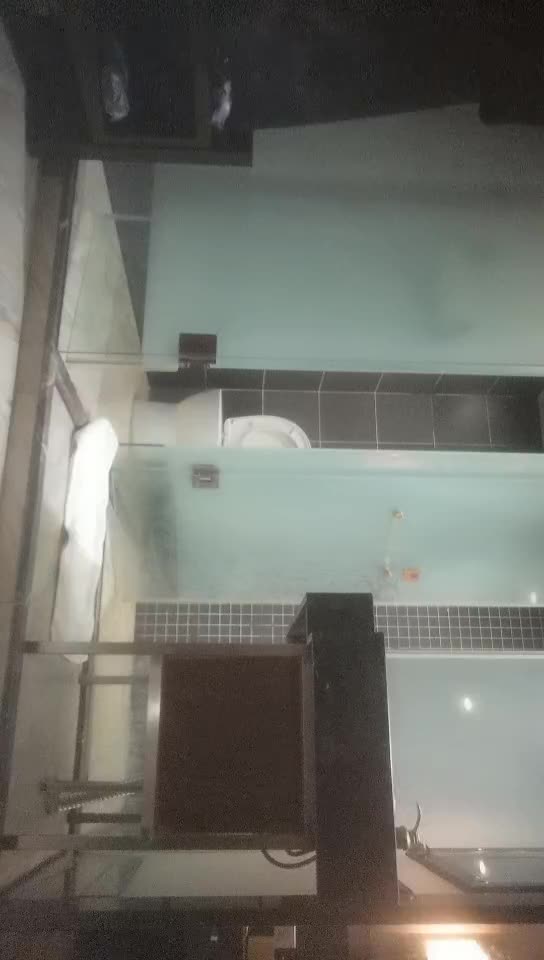 #少妇 #出轨    出轨，闺蜜介绍，少妇来偷腥享受一番，露脸，出水后主动摸鸡巴，无套啪啪干的人妻爽翻，各种姿势都很娴熟