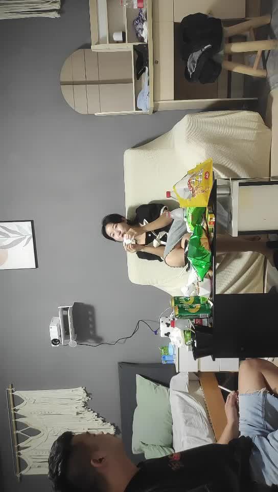 #少妇 #出轨    出轨，约了个年轻短裙小少妇 ，舌吻JB磨穴调情 ，扶着屁股后入撞击 ，抬起双腿抽插猛操，技术好