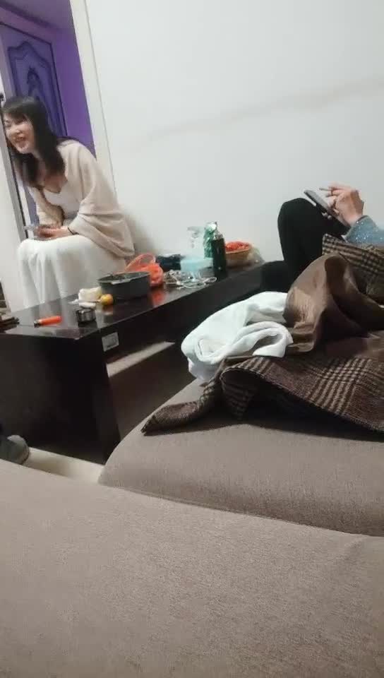 #少妇 #出轨    出轨，极品美臀少妇，撸硬直接开始操，正入抽插，操的啊啊叫搞完走人，非常迅速