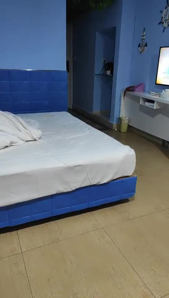 #少妇 #出轨    出轨，酒店约网恋奔现，33岁离异少妇，一对大胸白又挺，啪啪后入花式暴操，高潮性生活