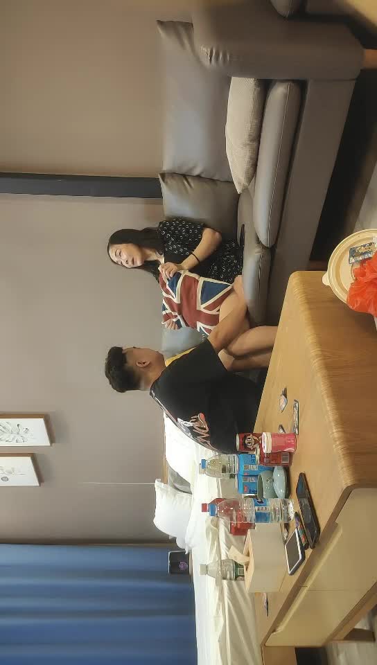 #少妇 #出轨    出轨，酒店约炮熟女，搞的骚少妇，吸奶扣穴小伙齐上场，活技术一流非常激情做爱，爽歪歪