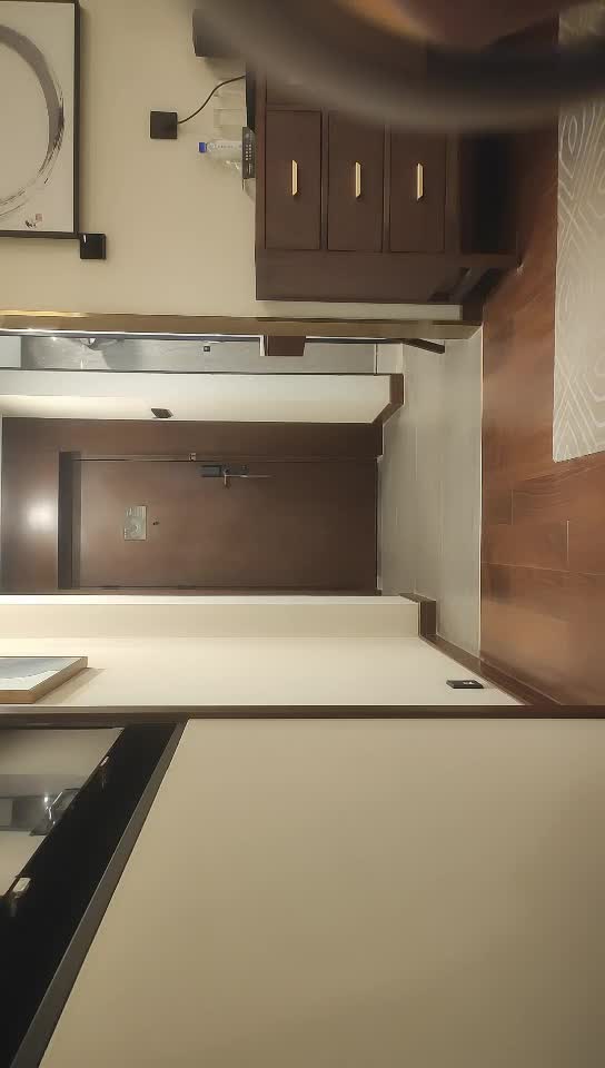 #少妇 #出轨    出轨，工作室约小少妇，揉捏奶子吸吮，张开双腿一顿舔逼，大屁股骑乘抽插，猛操爽歪歪