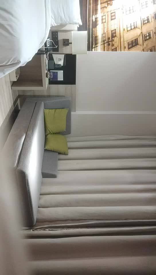 #少妇 #偷情   偷情，酒店约少妇看着文静收完钱立马变骚，超近视角扣穴，完美肥臀骑坐，自己娴熟