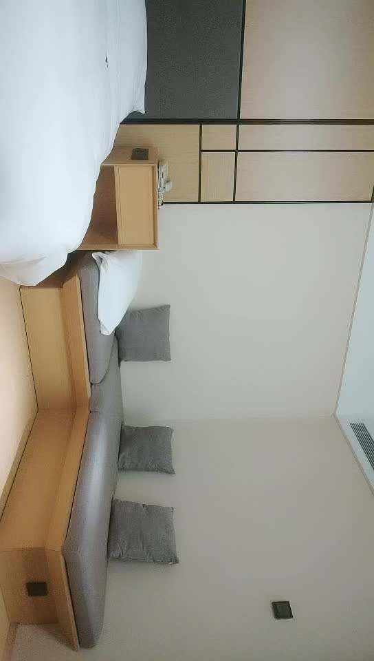 #少妇 #出轨    出轨，酒店约炮少妇，笑起来甜美，大长腿调情展示口活，舔逼抬起美腿抽插，骑乘打桩猛操，大力抽插猛操呻吟