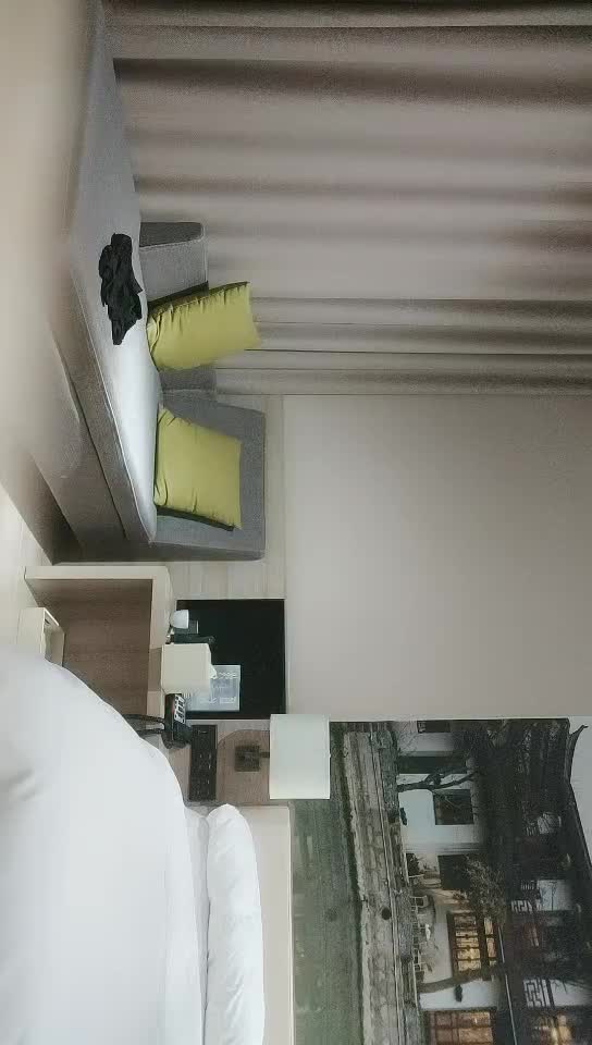 #少妇 #出轨    出轨，高端少妇返场，极品大长腿翘起屁股，深喉自摸，扛腿侧入骑乘猛操，干的嗷嗷叫非常刺激