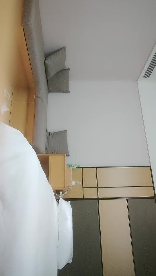 #少妇 #出轨    出轨，酒店约大长腿小少妇，带情趣装磨蹭自摸调情，69姿势舔逼，大屁股骑乘爆操，舒服