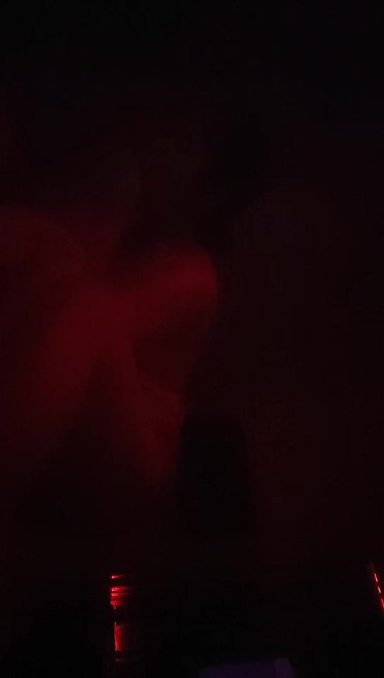 #少妇 #出轨    出轨，娇俏少妇，大胸粉白，开着手机灯口交，媚眼如丝，骚话不断，技术一流活太好了，舒服