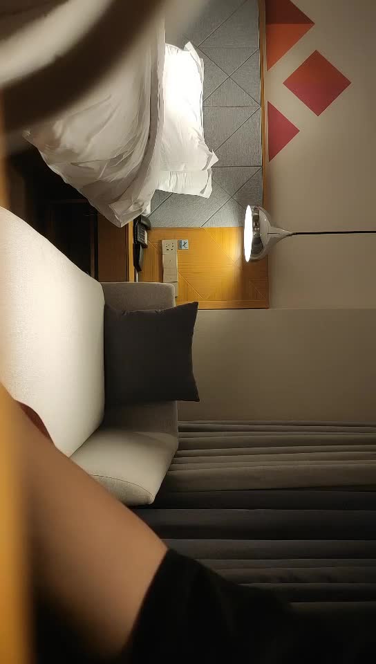 #少妇 #出轨    出轨，夜战轻熟女，少妇换上泳装激情插嘴，大屁股骑乘操，操的啊啊乱交骚的很，各种姿势都很娴熟