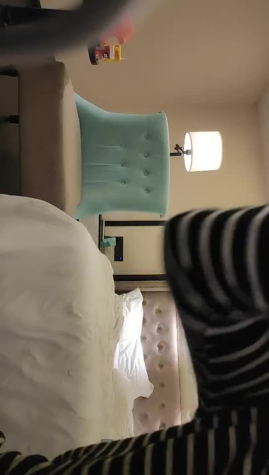 #少妇 #出轨    出轨，酒店约炮小骚货，马尾辫轻熟女，少妇互摸舌吻调情，翘起大屁股等待被操，搞得呻吟大声娇喘连连