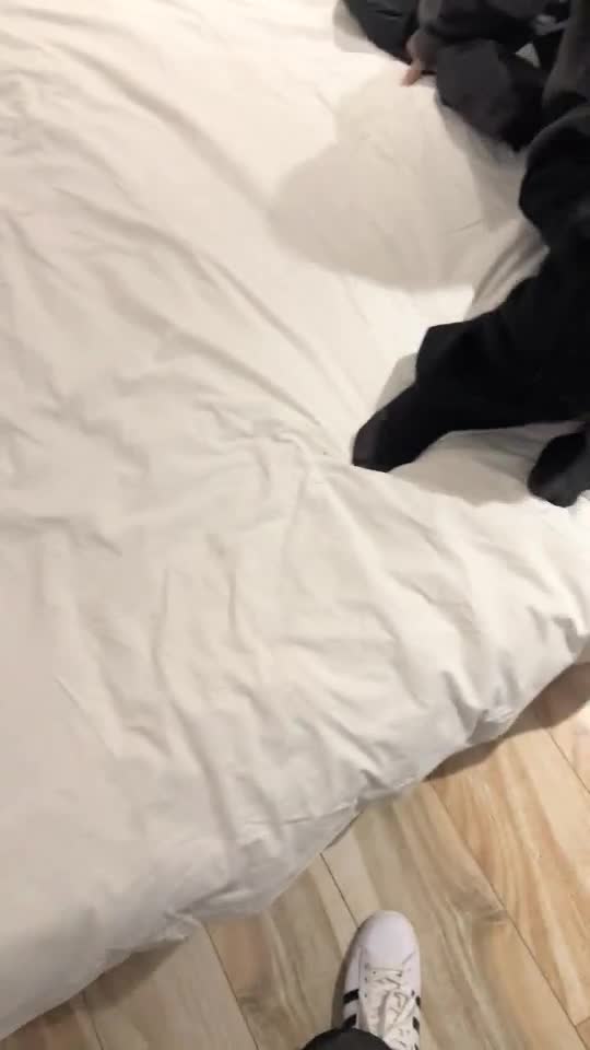 #少妇 #偷情   偷情，酒店约少妇，刚开始还不好意思反抗，D罩杯美乳无套啪啪，各种姿势做爱