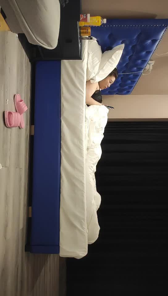 #少妇 #出轨    出轨，大战骚熟女，少妇两个大奶子乳夹，69姿势舔屌，床边扶着屁股撞击，操的啊啊跟马达一样满足