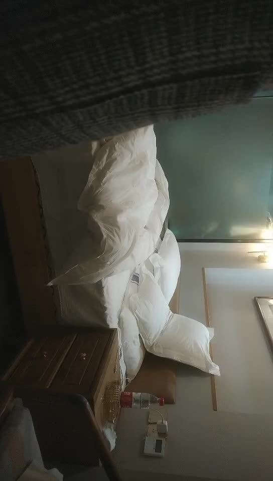 #少妇 #偷情   偷情，约炮，好标准的少妇嫩穴，小伙爱不释手抠了又抠，学生妹没啥服务干得依然爽，高潮