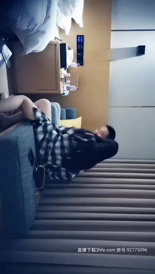 #少妇 #出轨    出轨，酒店约格子衬衣丰满少妇，沙发调情舔弄口交再到床上猛操呻吟，舒服高潮