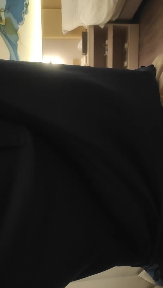 #少妇 #出轨    出轨，大长美腿少妇，跪着舔屌，骚到等待被操，翘臀扭动小腰套，扶屁股后入撞击，绝对舒服性欲拉满