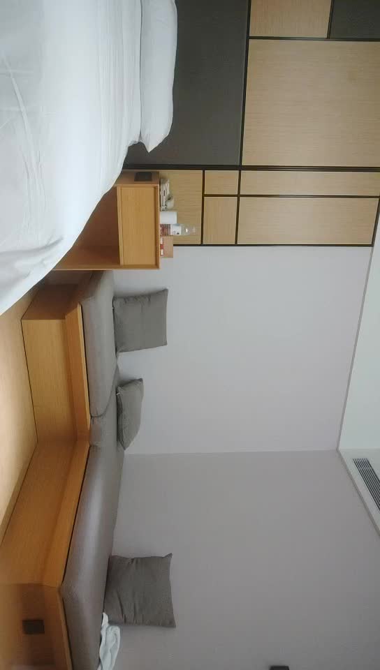 #少妇 #出轨    出轨，外围少妇，坐在身上揉胸摸腿，怼着骚穴爆插 ，搞得太猛人妻有点受不了，激情做爱