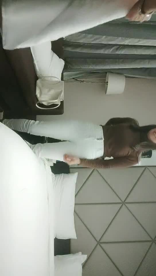 #少妇 #偷情   偷情，酒店再约少妇，大奶小骚货，衬衣黑丝揉穴舔屌，扛起双腿爆操，上位打桩机快速猛顶，性爱满足舒服