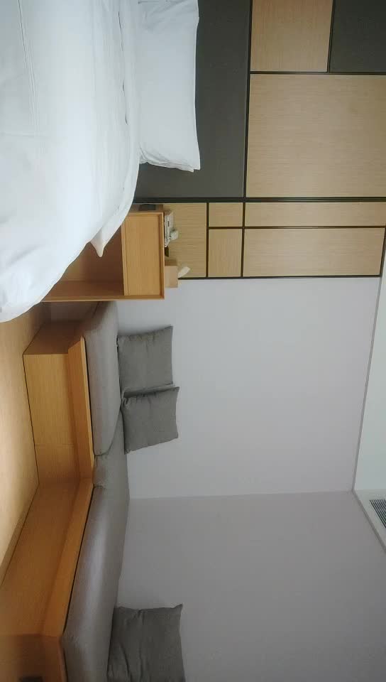 #少妇 #偷情   偷情，身极品外围美妞少妇，69姿势手指猛扣穴，翘着大屁股后入 ，交叉姿势式爆操，各种姿势满足