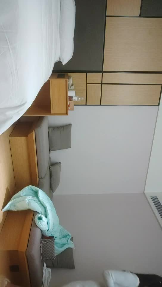 #少妇 #偷情   偷情，外围女少妇，坐在身上揉胸摸腿，怼着骚穴爆插，搞得太猛有点受不了直接高潮