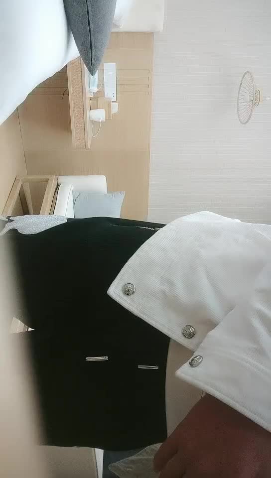 #少妇 #偷情   偷情，酒店约炮极品少妇双飞，甜美风骚香艳性爱，配合默契，尽享性爱过程