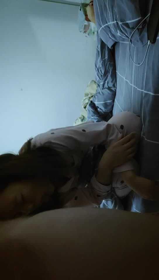 #少妇 #出轨    出轨，良家小少妇来家里操逼，掏出大屌吸吮口活超棒，骑乘自己扶着JB插入，激情爆操小骚货