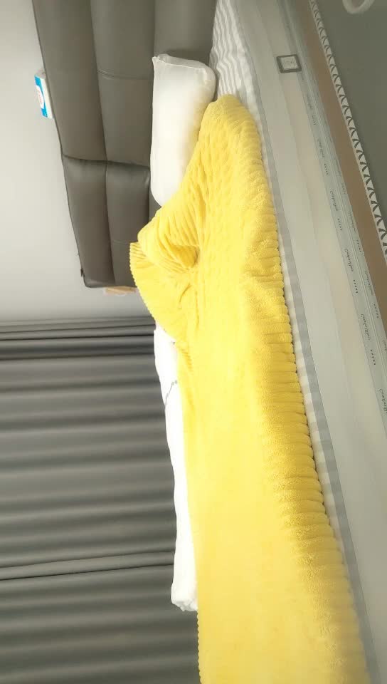 #少妇 #出轨    出轨，良家少妇，白嫩胸粉，娇羞中自带风情，各种姿势去操骚逼，刺激