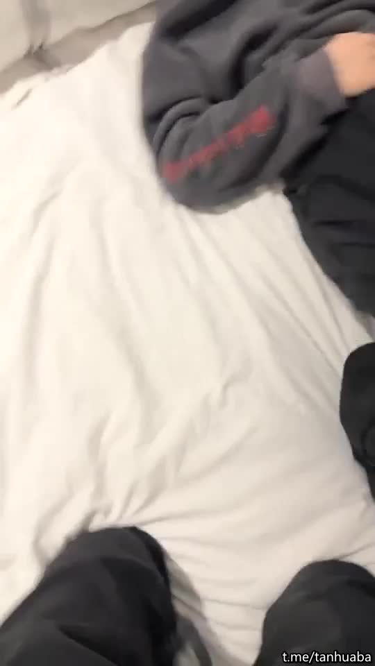 #少妇 #出轨    出轨，酒店约D罩杯美乳少妇，是今夜最大惊喜，无套啪啪，小骚逼没少被男友干真紧，非常激情高潮