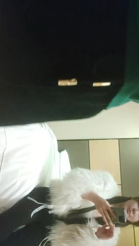 #少妇 #出轨    出轨，约操高颜值美少妇，揉搓骚穴爽的直扭腰，大屌怼入爆插，多个姿势换着操，非常舒服满足