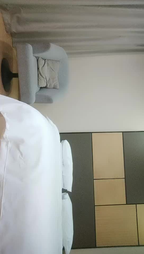 #少妇 #出轨    出轨，黑裙外围少妇，穿上开档丝袜吸奶揉穴，翘起大屁股扭动，抗腿抽插后入撞击猛操，操的高潮非常激情