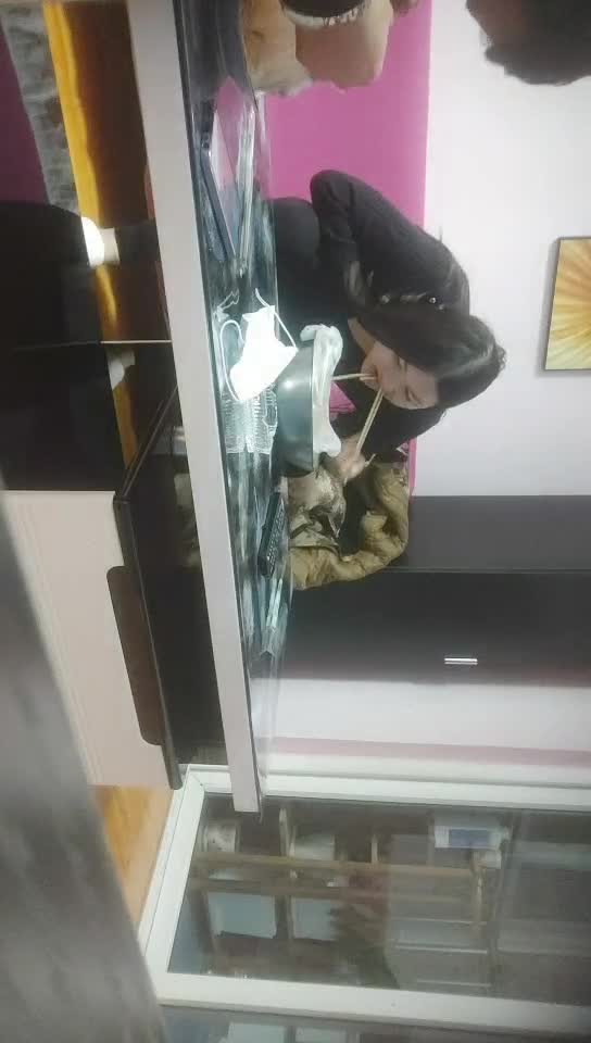 #少妇 #偷情   偷情，少妇家中叫外卖，今夜独处时光不能浪费，正好安全期，无套干水汪汪淫穴，共享交合之乐满足性生活的需求