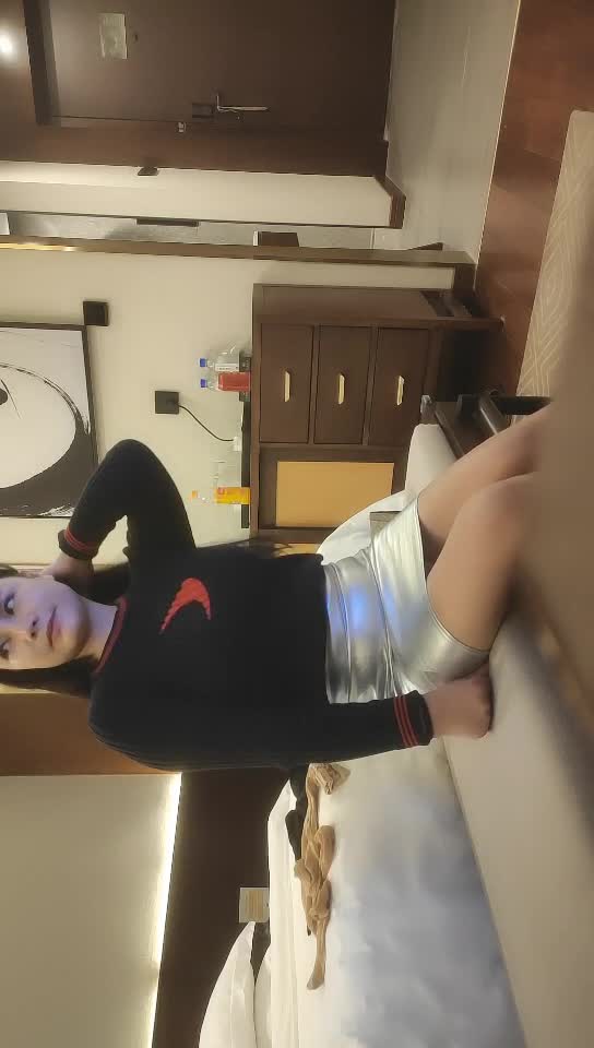 #少妇 #出轨    出轨，约炮丰乳肥臀风骚少妇，肉丝撕裆乳推舔背，服务周到搞爽了再操，大屁股骑乘后入撞击，爽歪歪，太刺激了